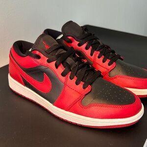 Jordan Men's Black and Red Sneakers